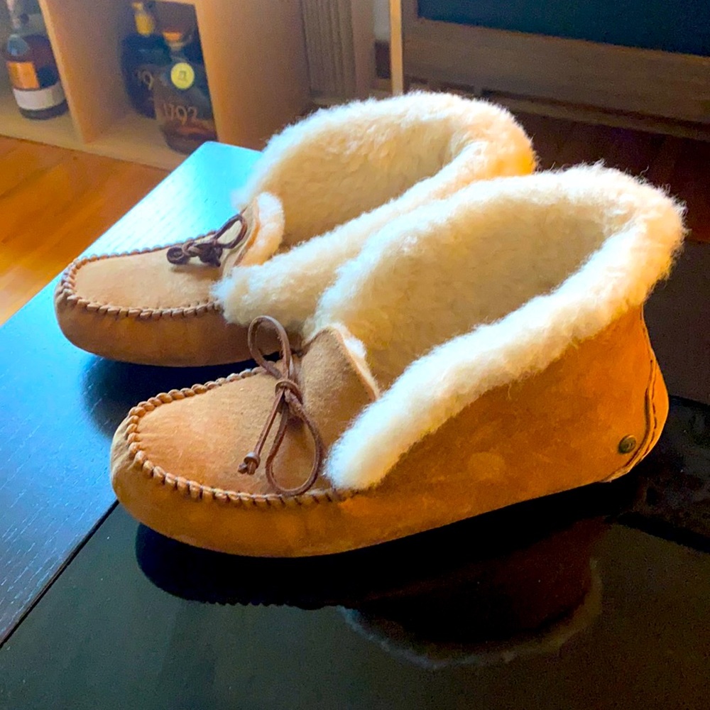 UGG SLIPPERS.